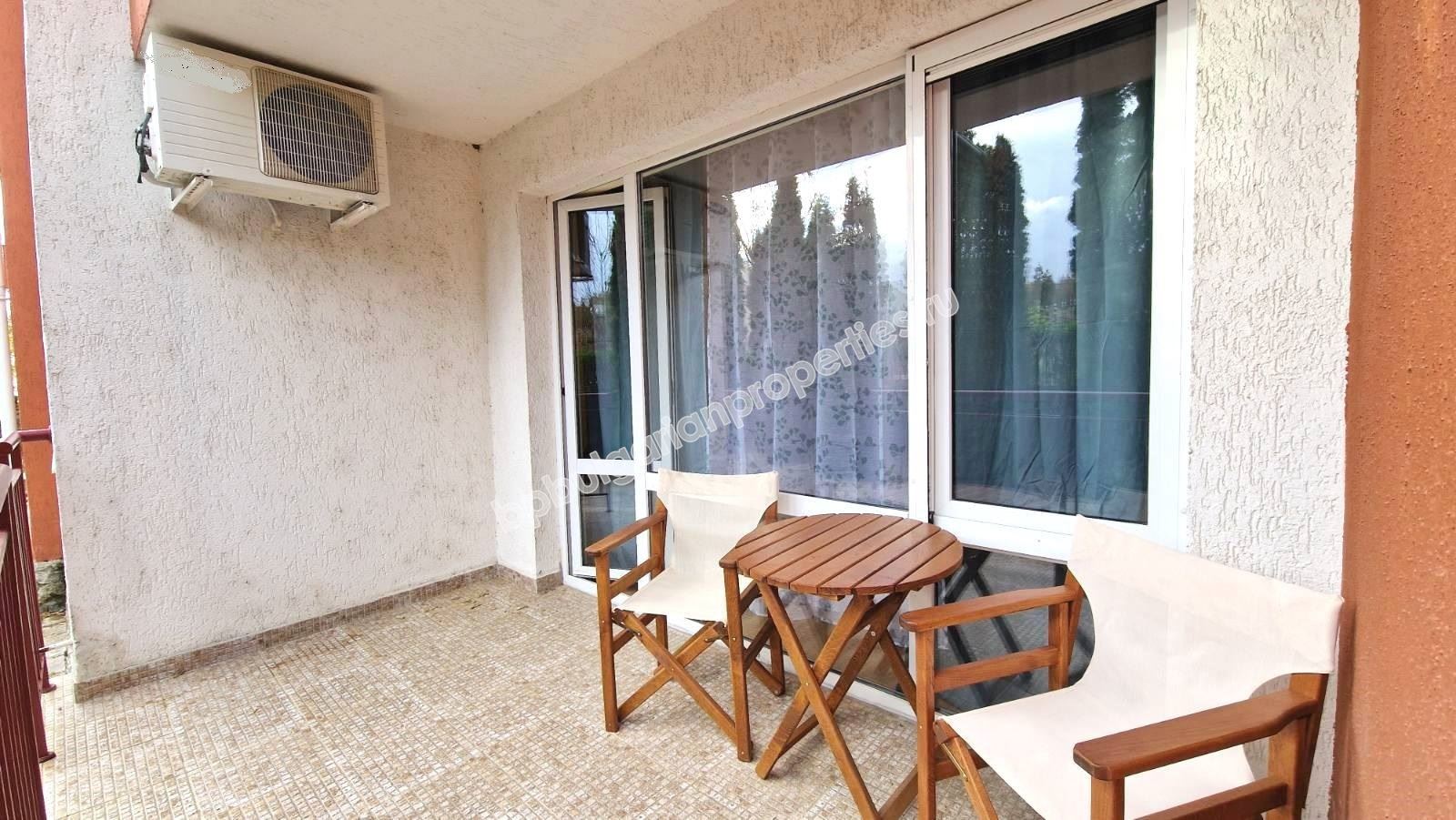 Обзаведен тристаен апартамент в затворен комплекс близо до морето и планина