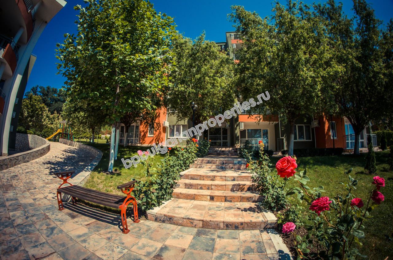 Обзаведен тристаен апартамент в затворен комплекс близо до морето и планина