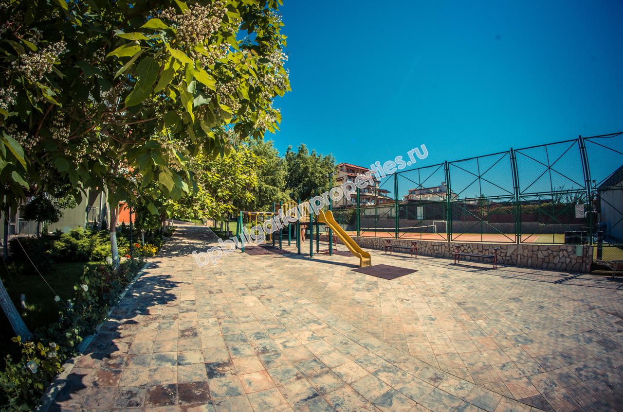 Обзаведен тристаен апартамент в затворен комплекс близо до морето и планина