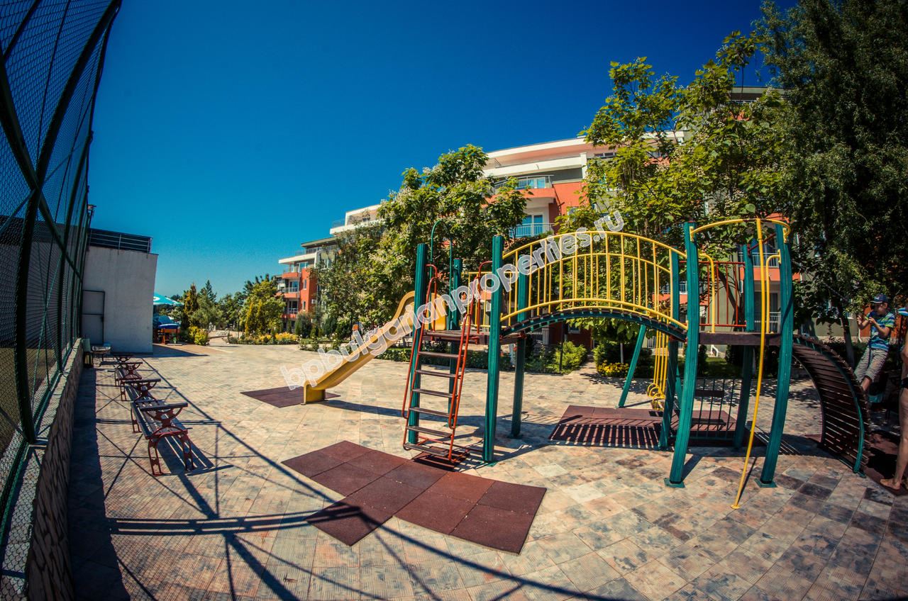 Обзаведен тристаен апартамент в затворен комплекс близо до морето и планина