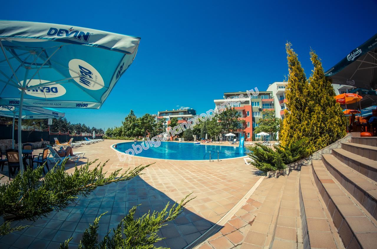 Обзаведен тристаен апартамент в затворен комплекс близо до морето и планина