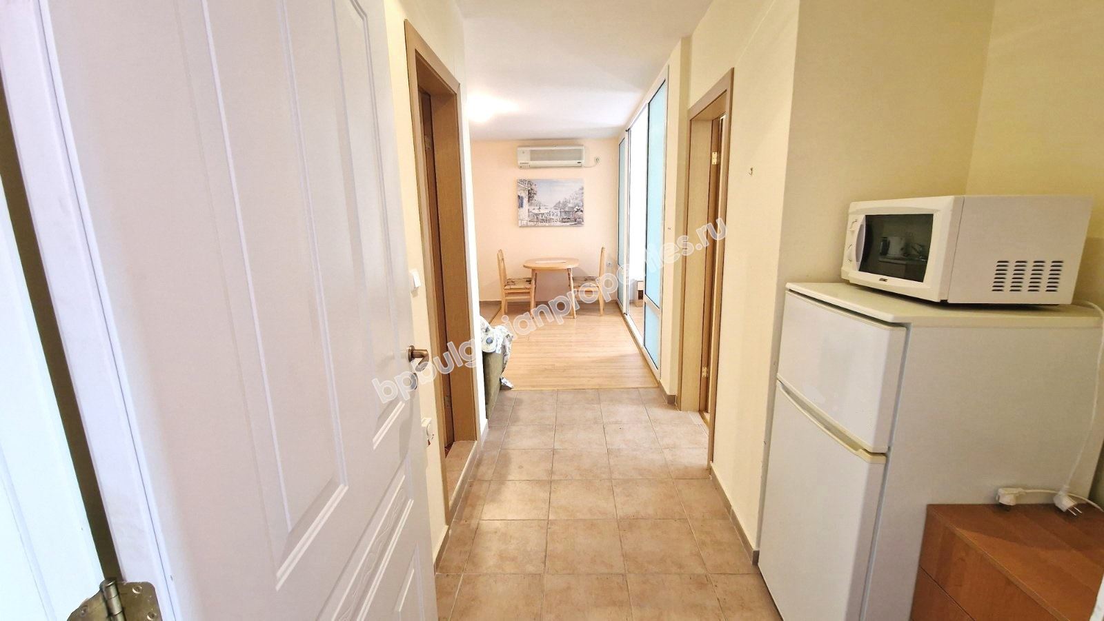 Обзаведен тристаен апартамент в затворен комплекс близо до морето и планина