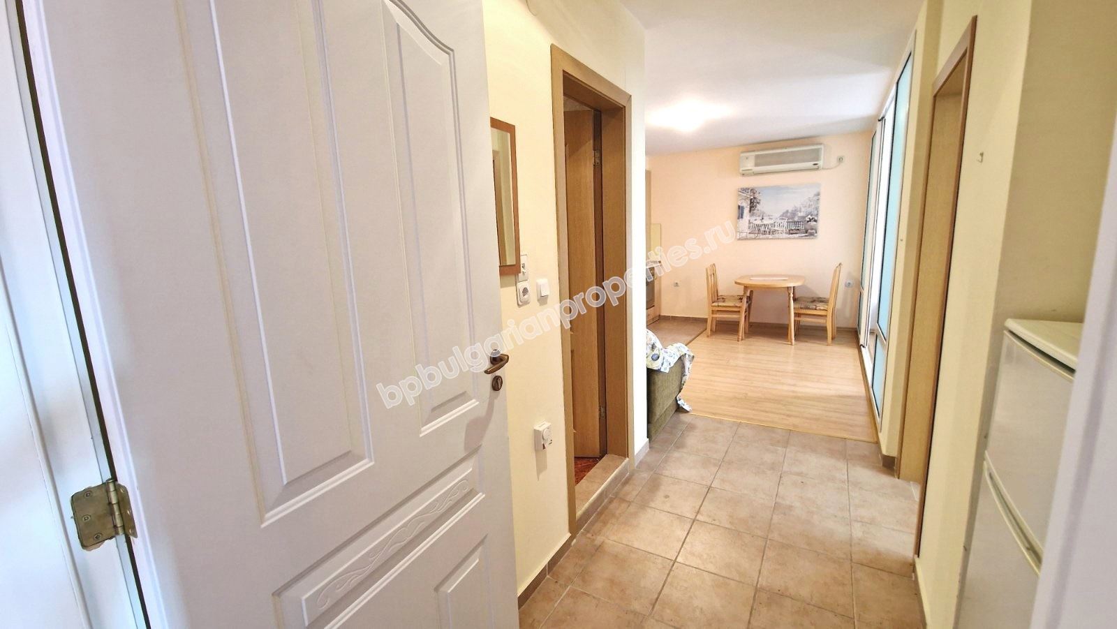 Обзаведен тристаен апартамент в затворен комплекс близо до морето и планина