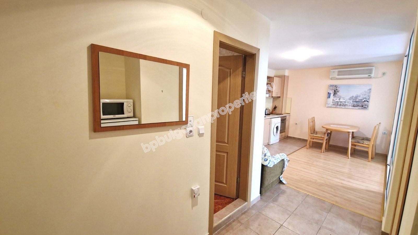 Обзаведен тристаен апартамент в затворен комплекс близо до морето и планина