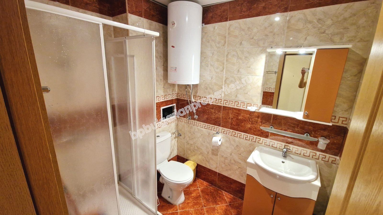 Обзаведен тристаен апартамент в затворен комплекс близо до морето и планина