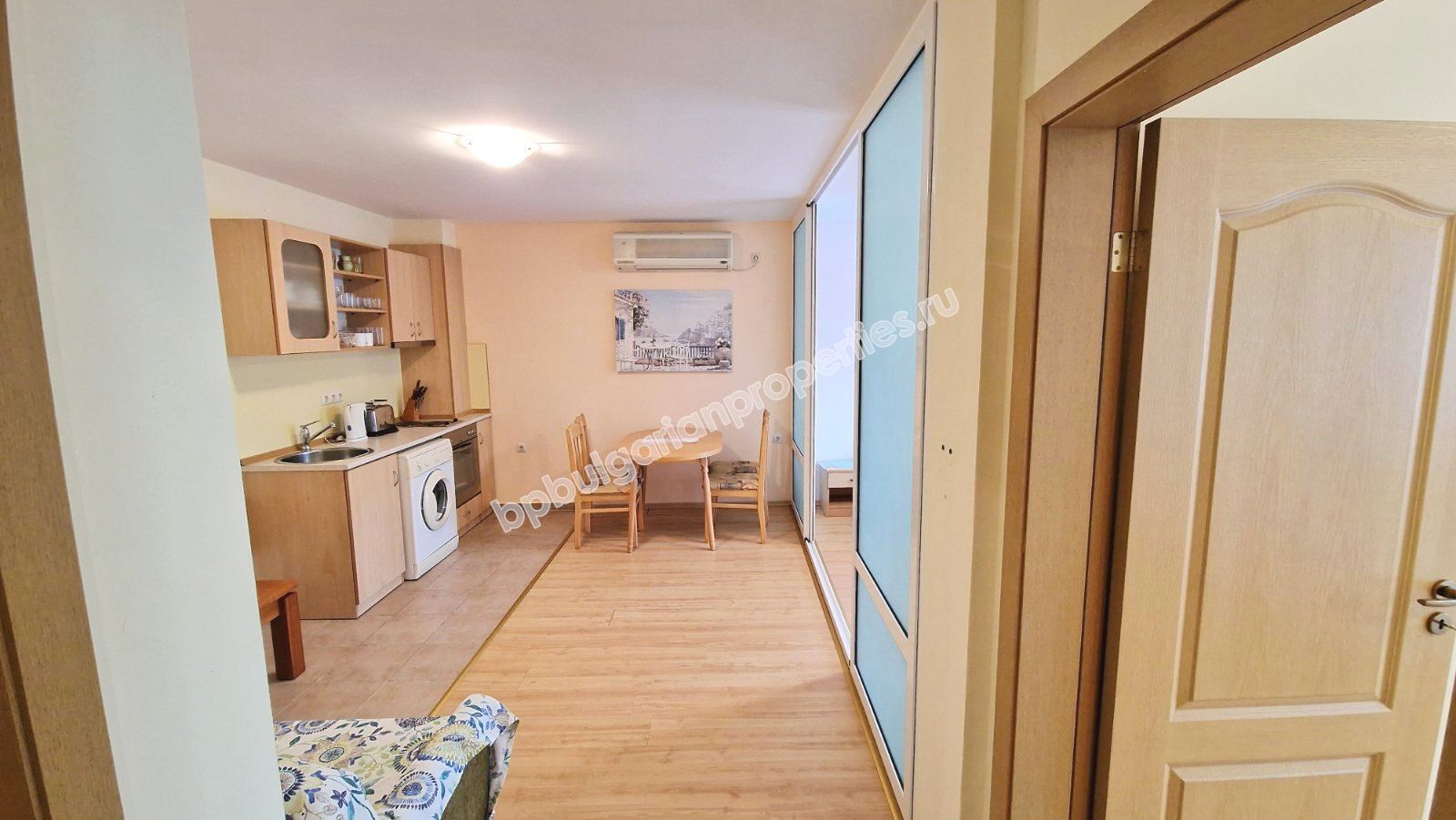 Обзаведен тристаен апартамент в затворен комплекс близо до морето и планина