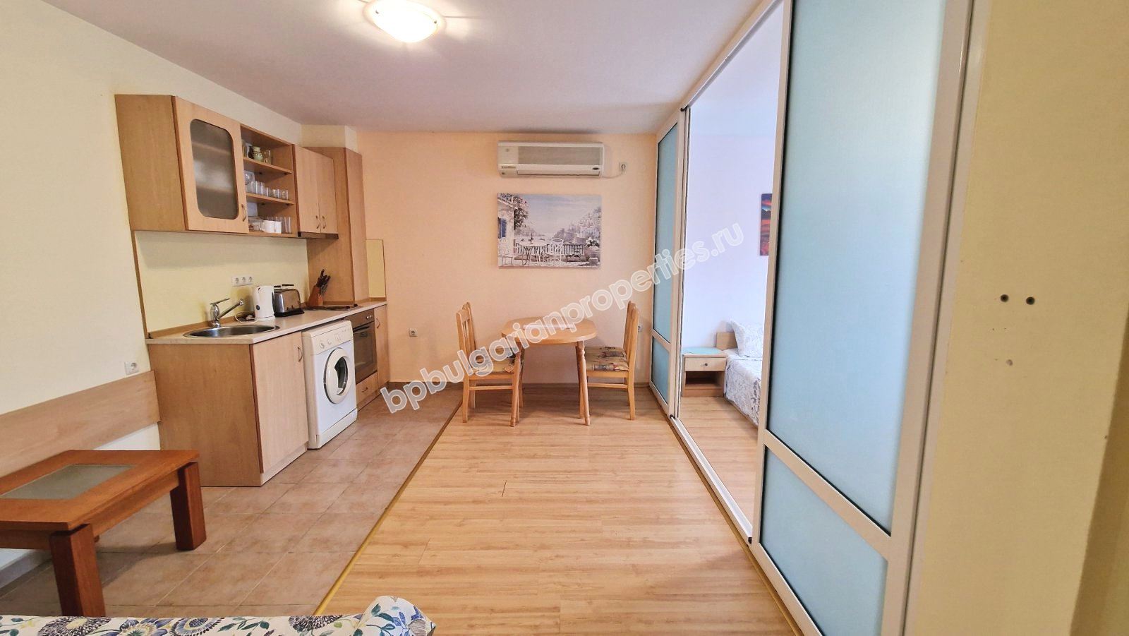 Обзаведен тристаен апартамент в затворен комплекс близо до морето и планина