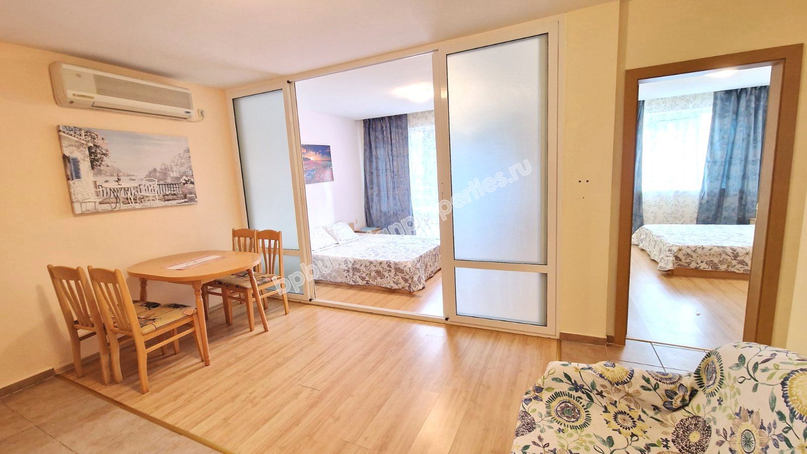 Обзаведен тристаен апартамент в затворен комплекс близо до морето и планина