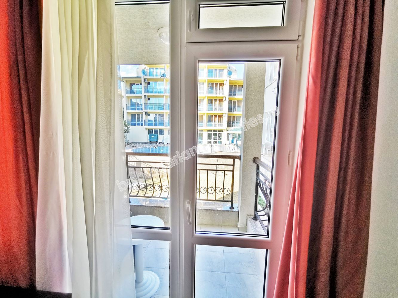 Двустаен обзаведен апартамент в жилищен комплекс в Свети Влас