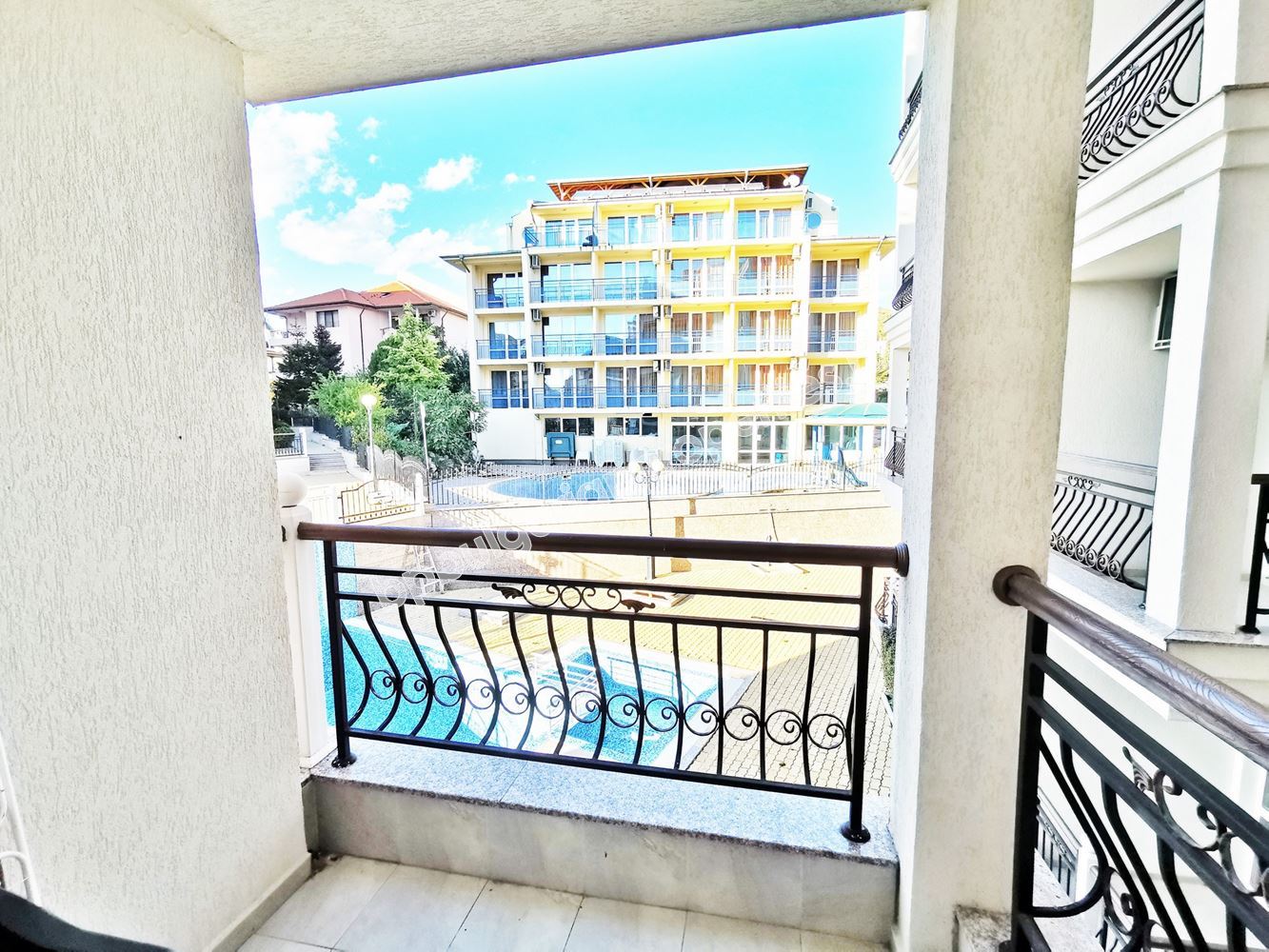 Двустаен обзаведен апартамент в жилищен комплекс в Свети Влас