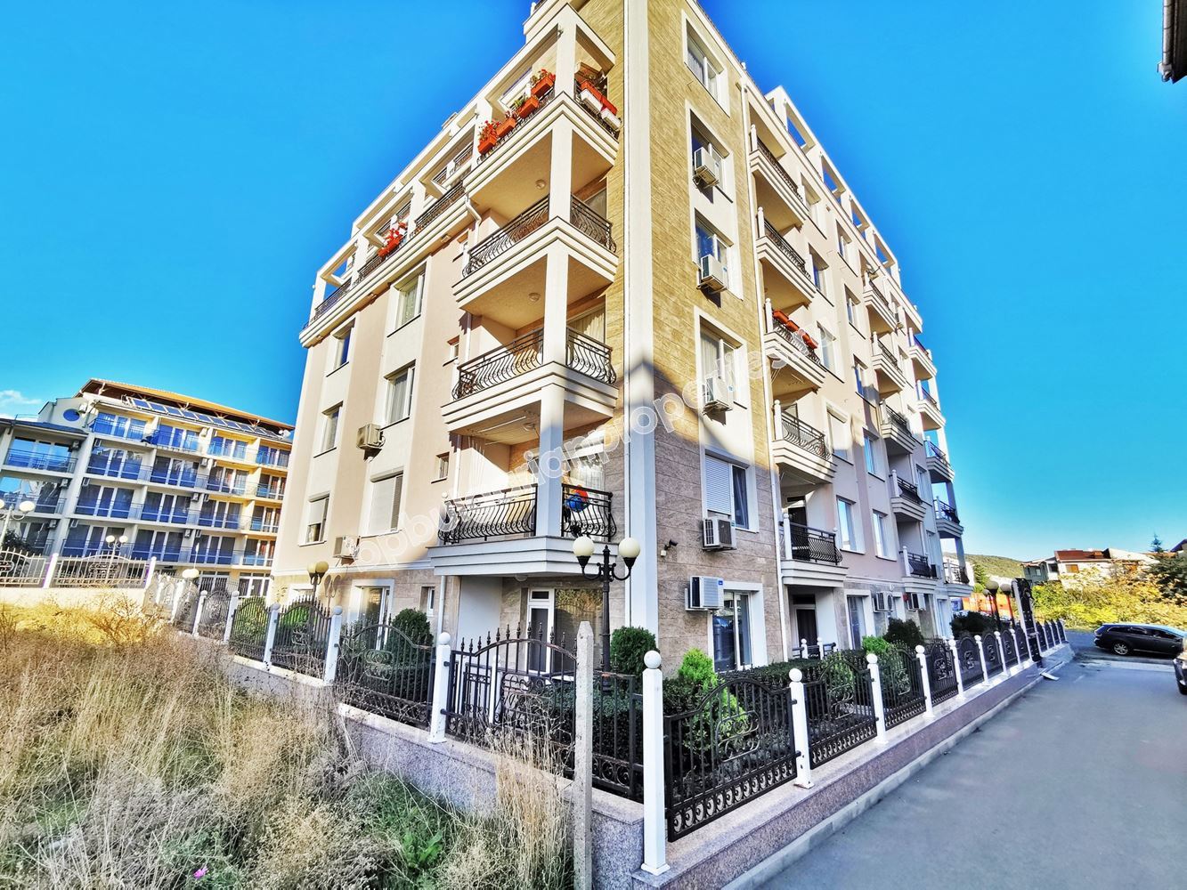 Двустаен обзаведен апартамент в жилищен комплекс в Свети Влас