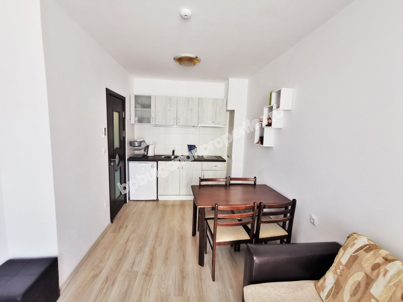 Двустаен обзаведен апартамент в жилищен комплекс в Свети Влас