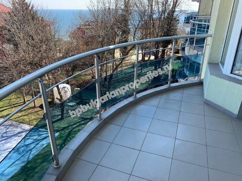 Голям тристаен апартамент с гледка море на първа линия в Равда Голям тристаен апартамент с гледка море на първа линия в Равда