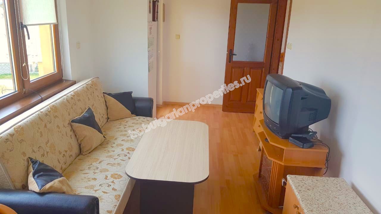 Евтин двустаен апартамент в сграда без такса поддръжка в централната част на Равда