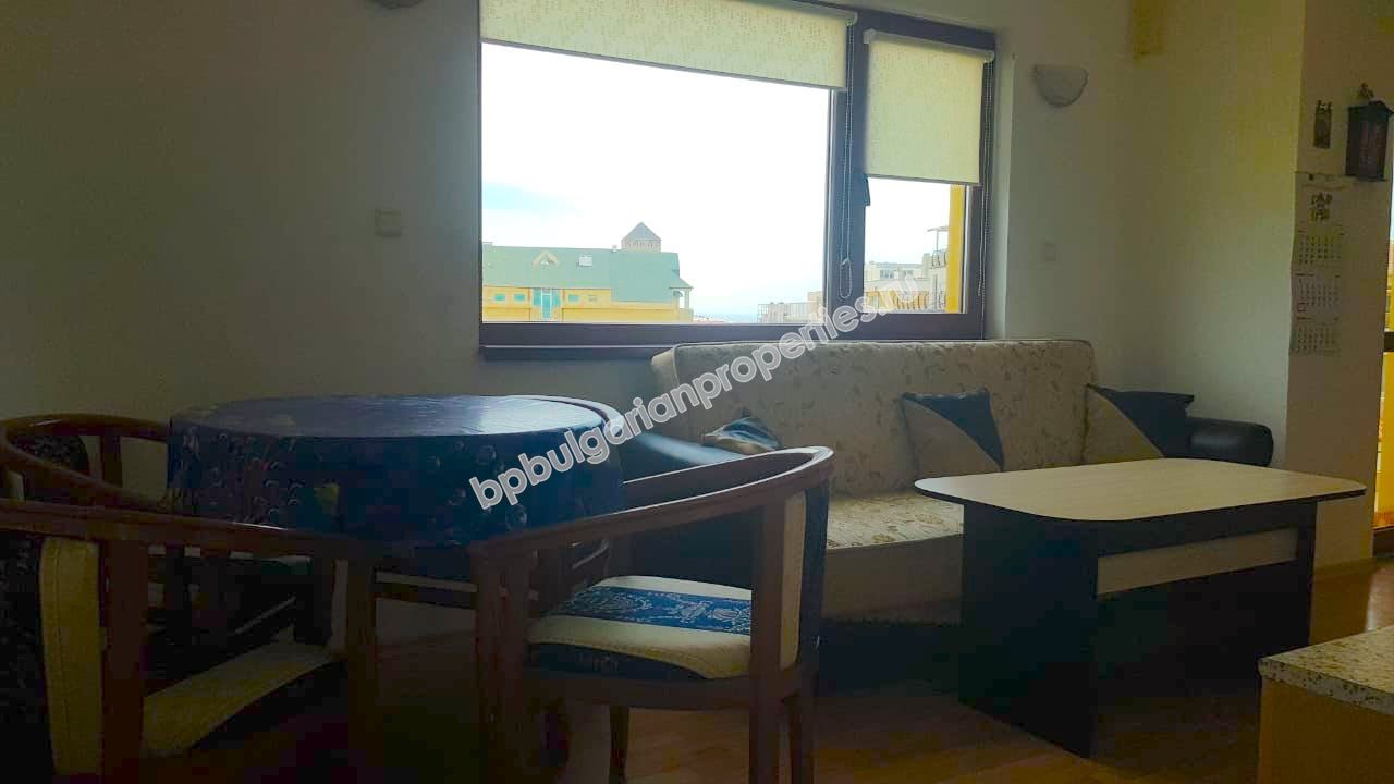 Евтин двустаен апартамент в сграда без такса поддръжка в централната част на Равда