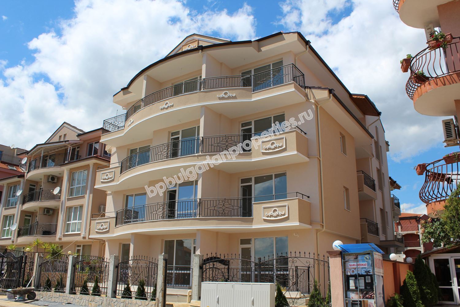 Апартаменти в нова сграда близо до морето в Равда