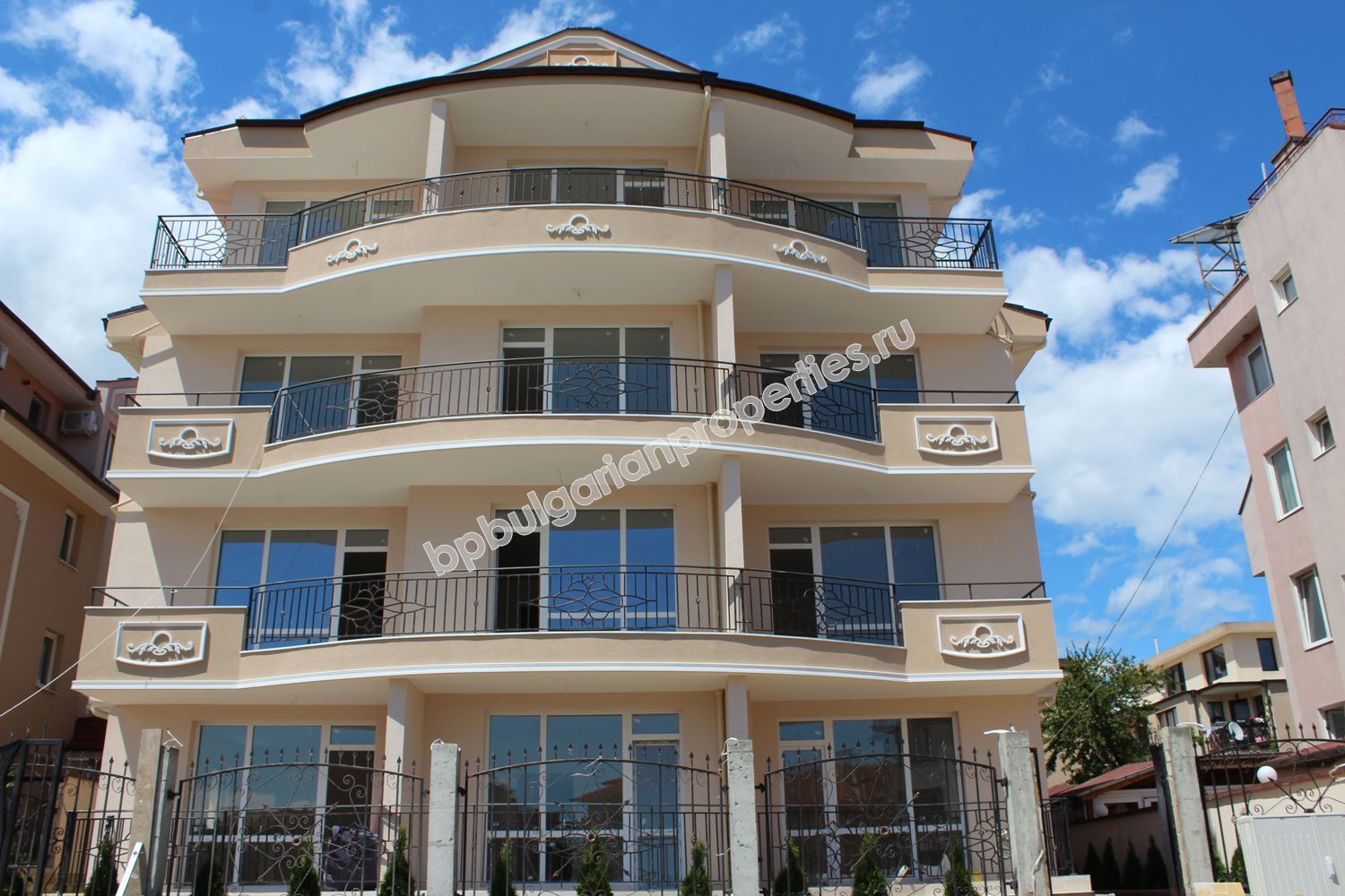 Апартаменти в нова сграда близо до морето в Равда