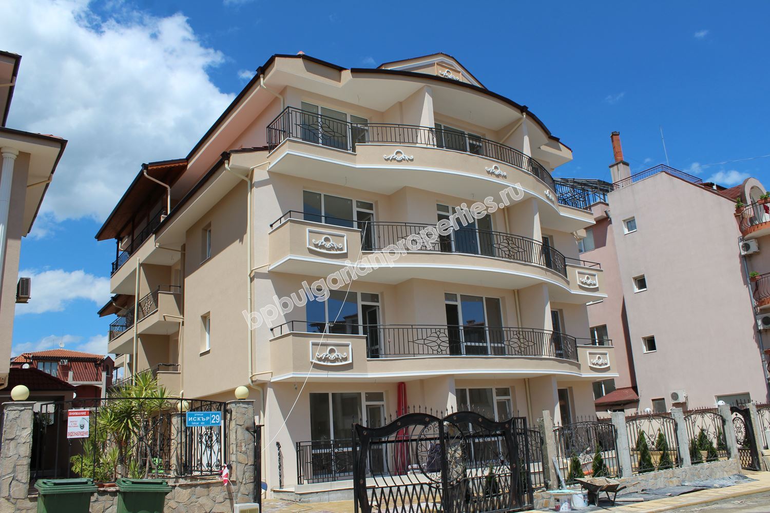 Апартаменти в нова сграда близо до морето в Равда