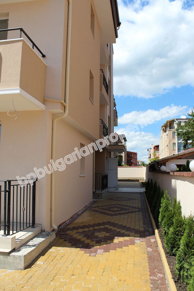 Апартаменти в нова сграда близо до морето в Равда