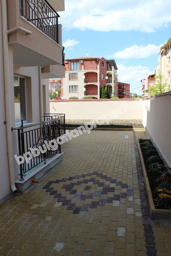 Апартаменти в нова сграда близо до морето в Равда