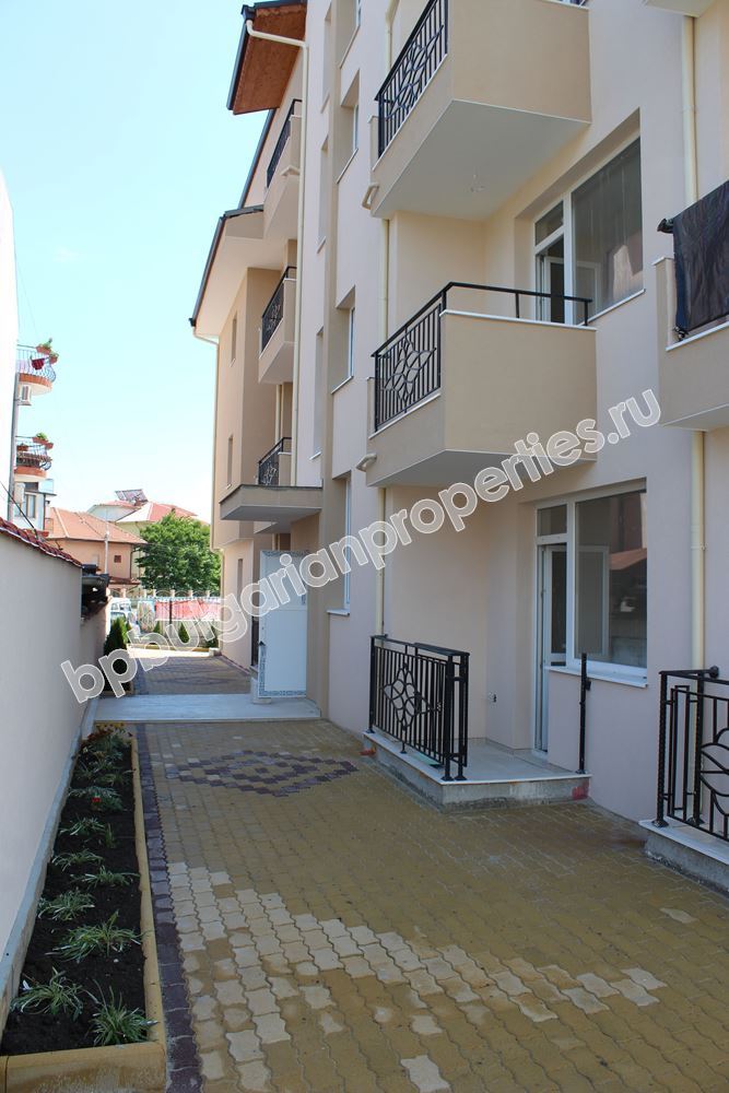 Апартаменти в нова сграда близо до морето в Равда