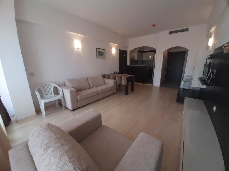 Панорамен апартамент в затворен комплекс на първа линия в Царево