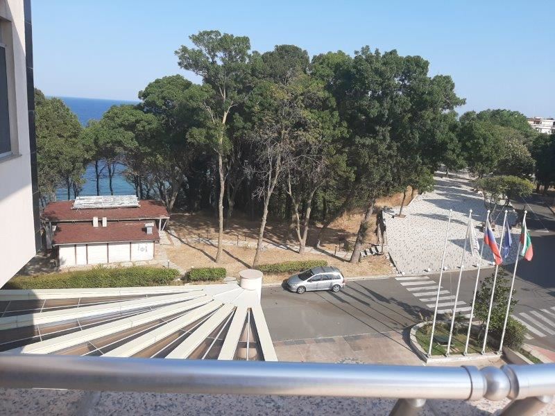 Панорамен апартамент в затворен комплекс на първа линия в Царево