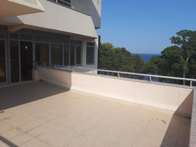 Панорамен апартамент в затворен комплекс на първа линия в Царево