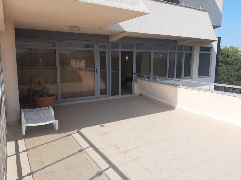 Панорамен апартамент в затворен комплекс на първа линия в Царево