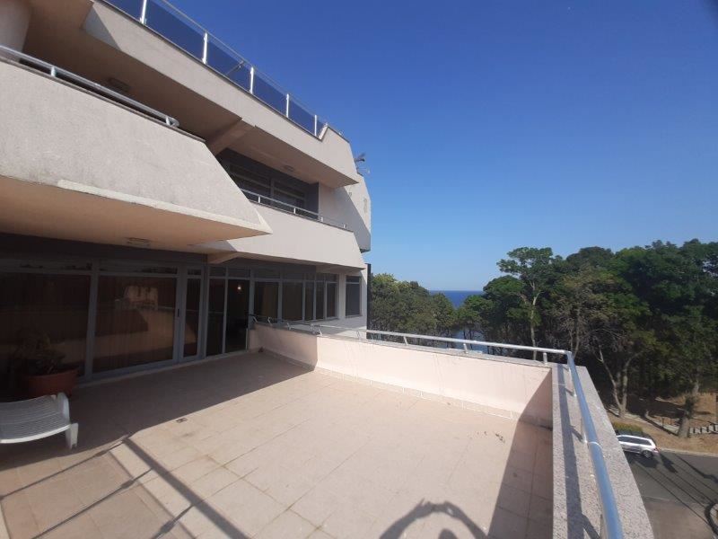 Панорамен апартамент в затворен комплекс на първа линия в Царево