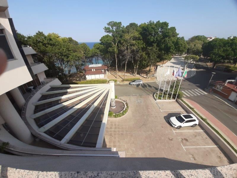 Панорамен апартамент в затворен комплекс на първа линия в Царево