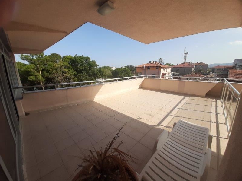 Панорамен апартамент в затворен комплекс на първа линия в Царево