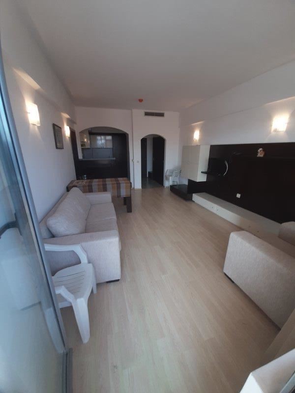 Панорамен апартамент в затворен комплекс на първа линия в Царево