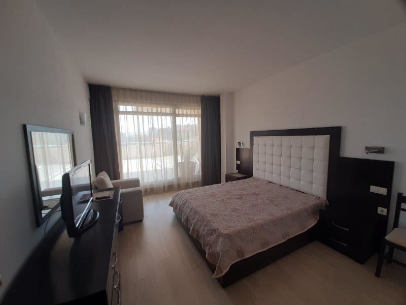 Панорамен апартамент в затворен комплекс на първа линия в Царево