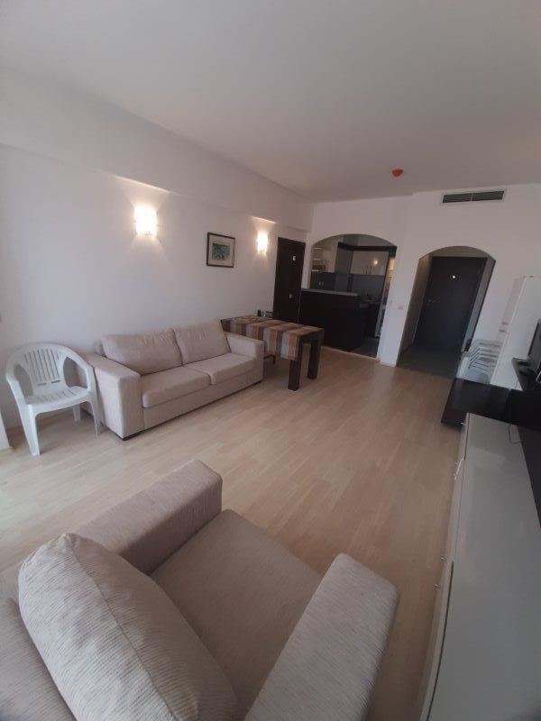 Панорамен апартамент в затворен комплекс на първа линия в Царево