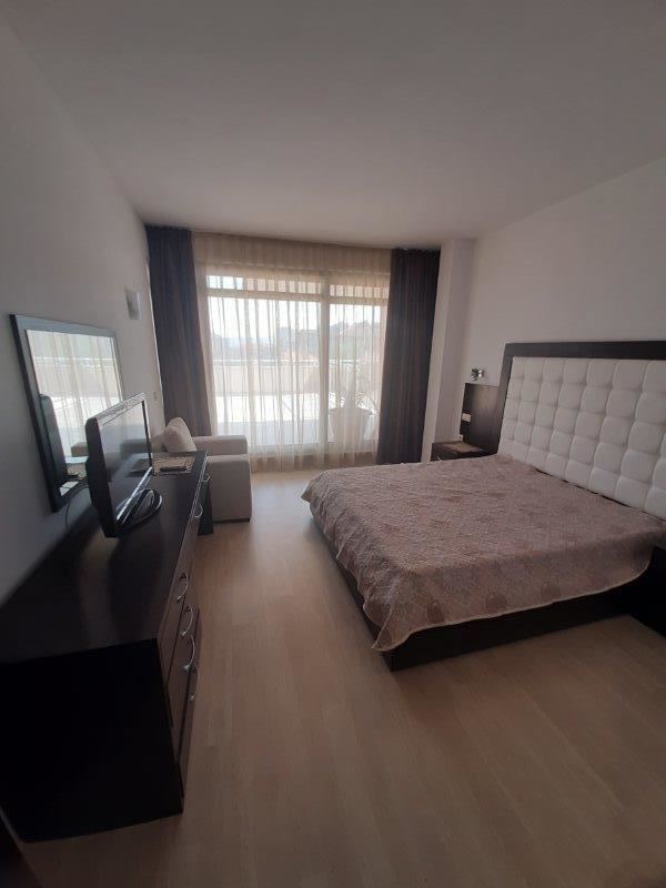 Панорамен апартамент в затворен комплекс на първа линия в Царево