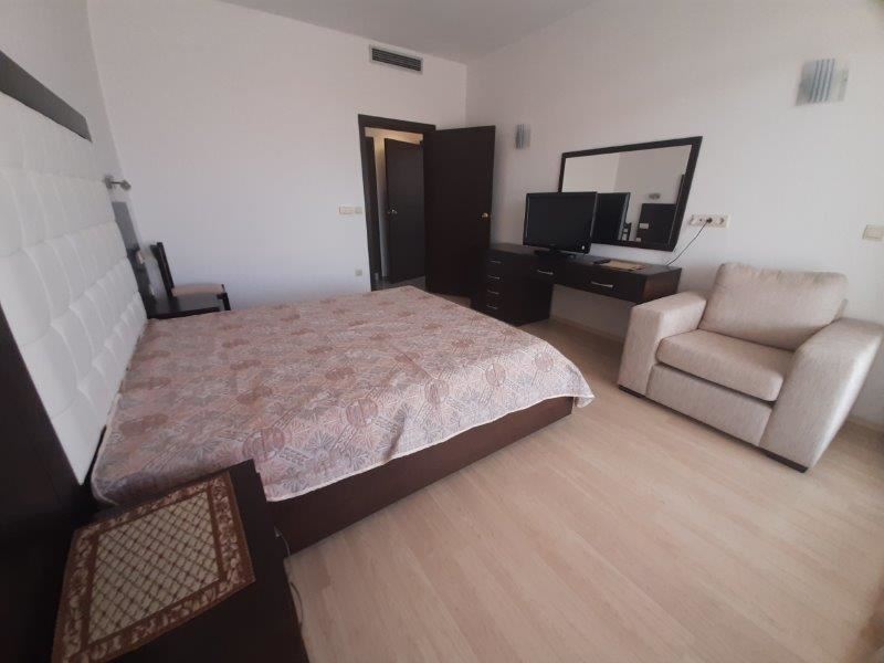 Панорамен апартамент в затворен комплекс на първа линия в Царево