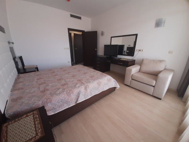 Панорамен апартамент в затворен комплекс на първа линия в Царево