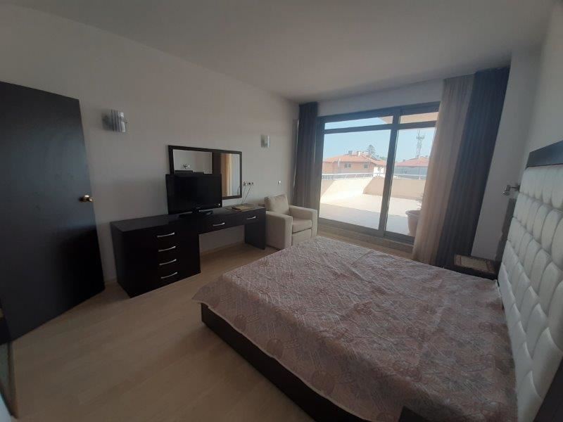 Панорамен апартамент в затворен комплекс на първа линия в Царево