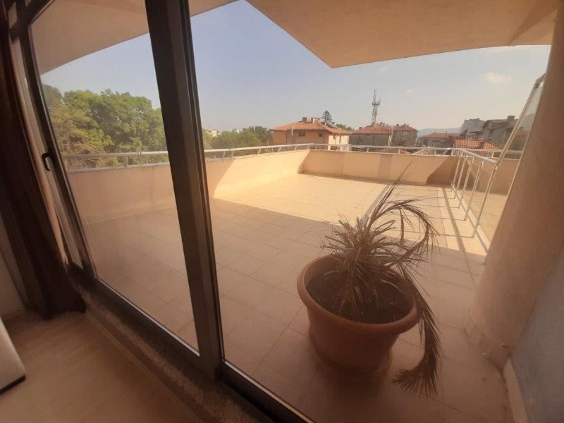 Панорамен апартамент в затворен комплекс на първа линия в Царево