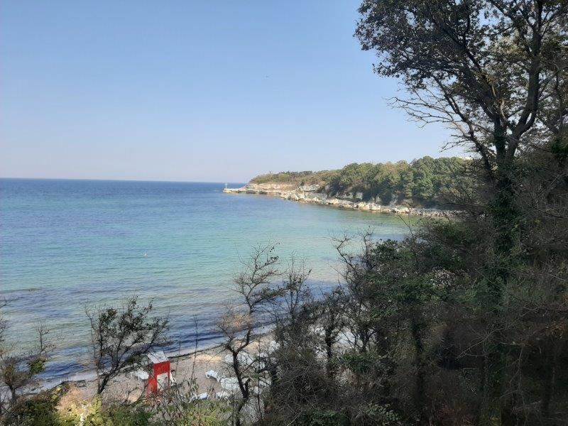 Панорамен апартамент в затворен комплекс на първа линия в Царево