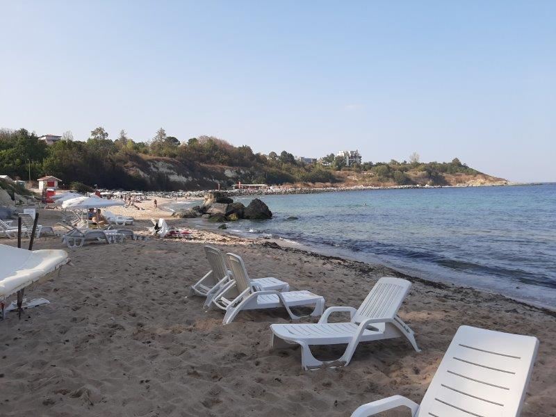 Панорамен апартамент в затворен комплекс на първа линия в Царево