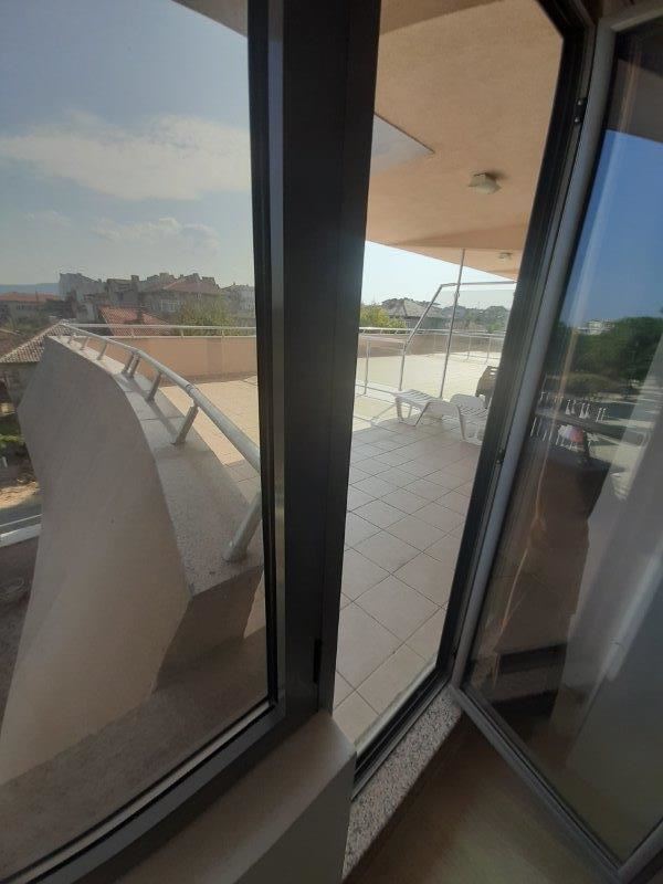 Панорамен апартамент в затворен комплекс на първа линия в Царево