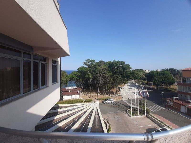 Панорамен апартамент в затворен комплекс на първа линия в Царево