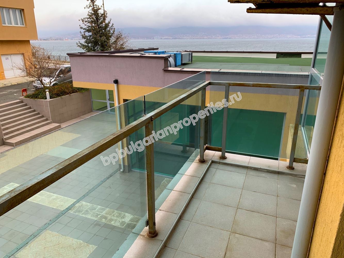 Апартамент с гледка море на първа линия в Несебър