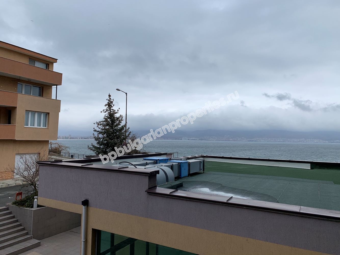 Апартамент с гледка море на първа линия в Несебър