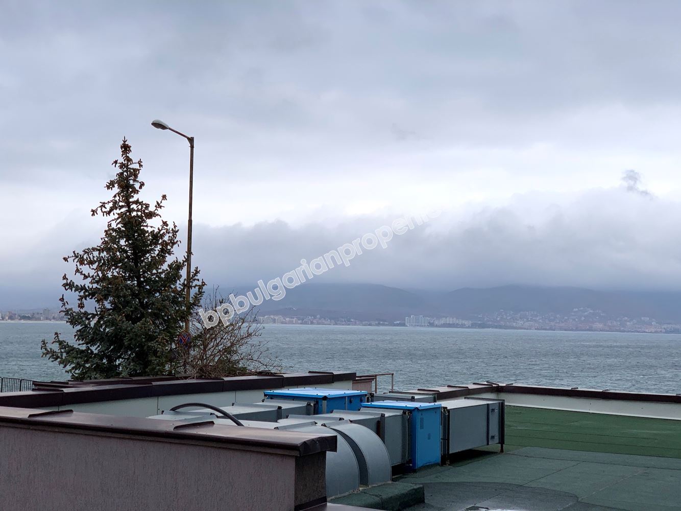 Апартамент с гледка море на първа линия в Несебър