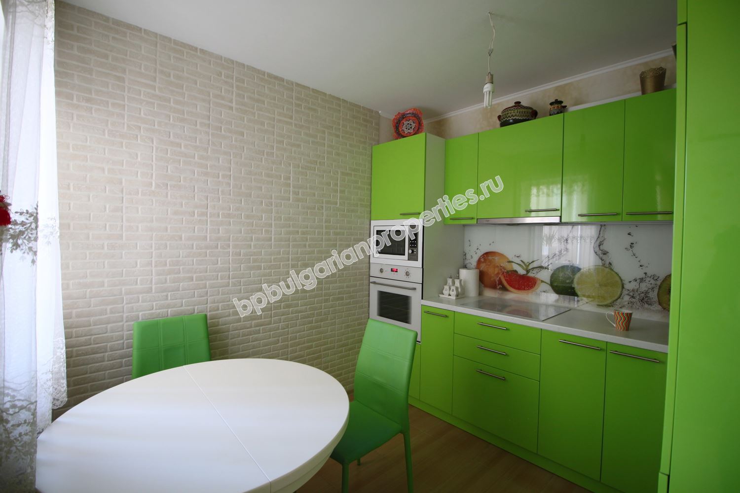 Апартамент с 2 спални в луксозен комплекс в Несебър