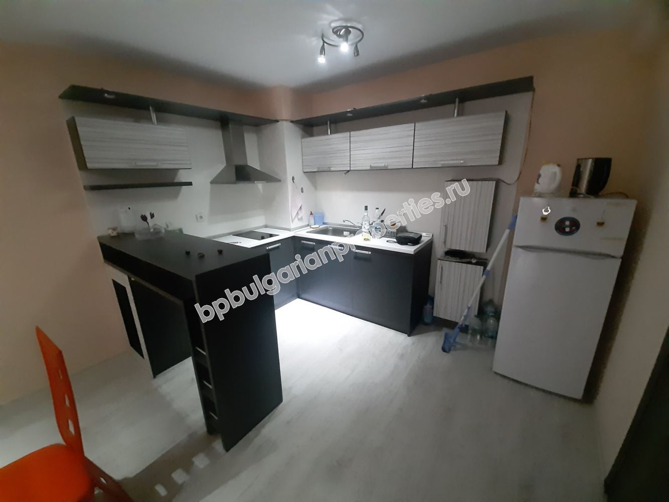 Обзаведен двустаен апартамент на 100 метра от морето, Поморие, централна част