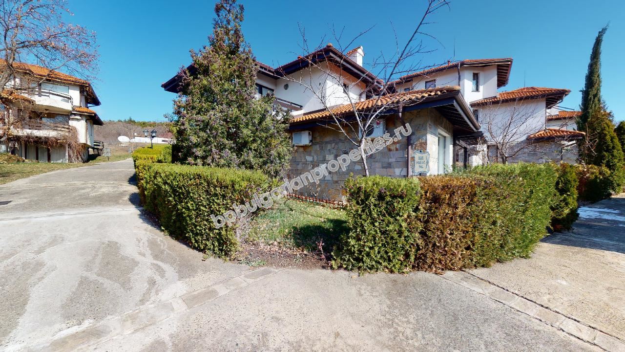 Самостоятелна къща за голямо семейство в затворен комплекс близо до морето